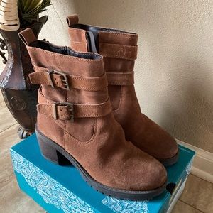 Size 8, worn once, comfortable